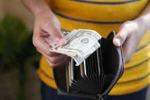 Simple Budget Habits for Everyday Life: Easy Tips to Save Money